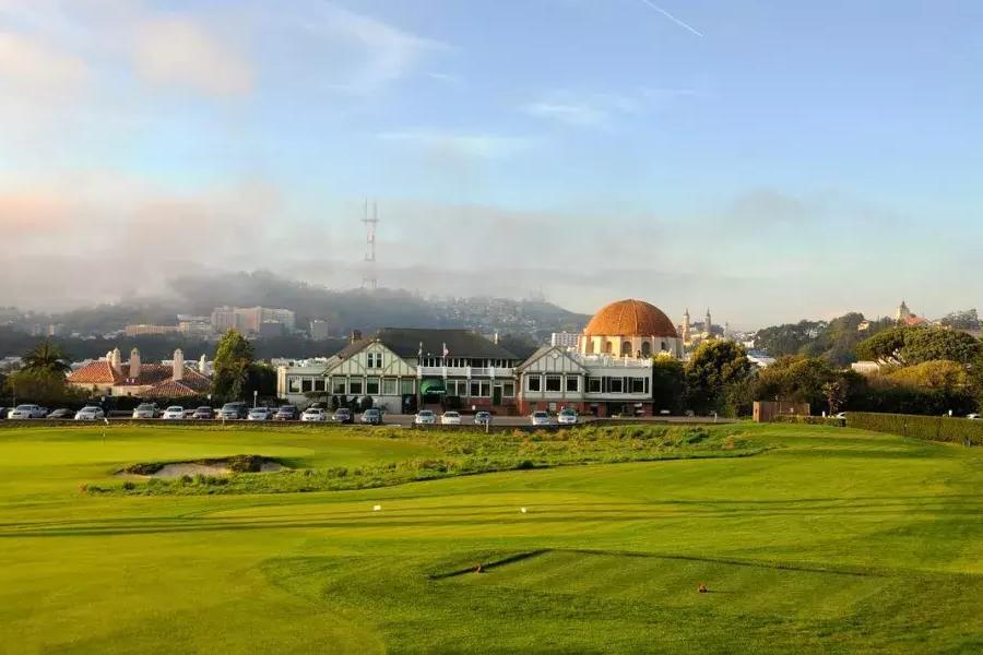 普雷西迪奥高尔夫球场的绿色照耀在阳光明媚的贝博体彩app一天.