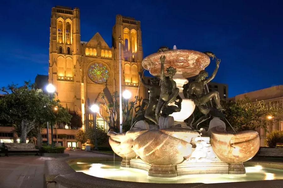 贝博体彩app的格雷斯大教堂在夜间拍摄，前景有一个华丽的喷泉.