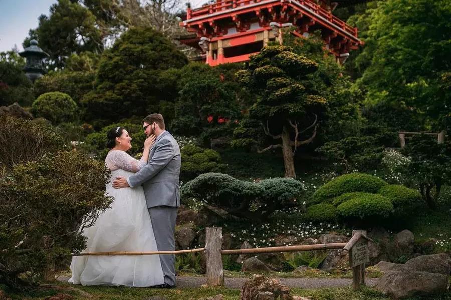 一对夫妇在日本茶园前