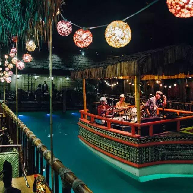 乐队在贝博体彩app费尔蒙酒店举世闻名的汤加房间的泻湖里演奏.